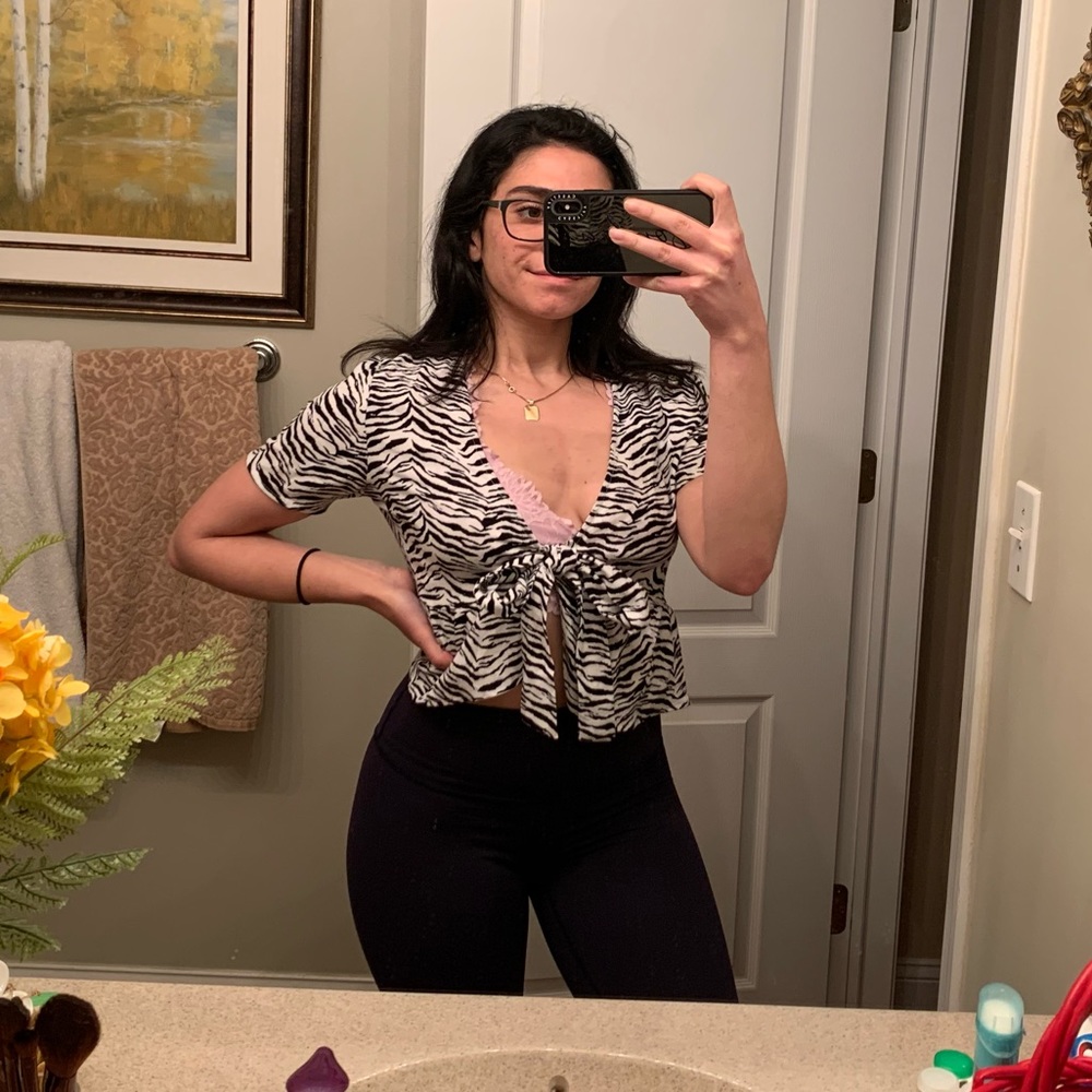 KENDALL AND KYLIE PACSUN TIE FRONT TOP SIZE SMALL